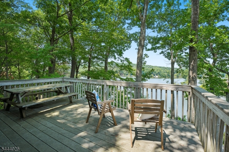 1009 Lakeside Dr