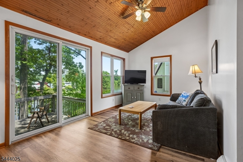 1009 Lakeside Dr