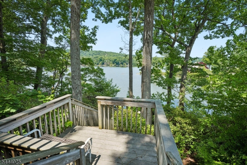 1009 Lakeside Dr