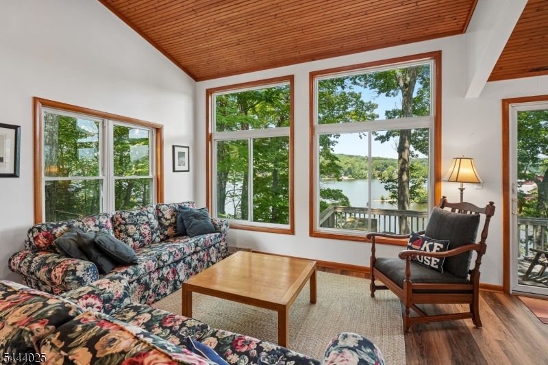 1009 Lakeside Dr