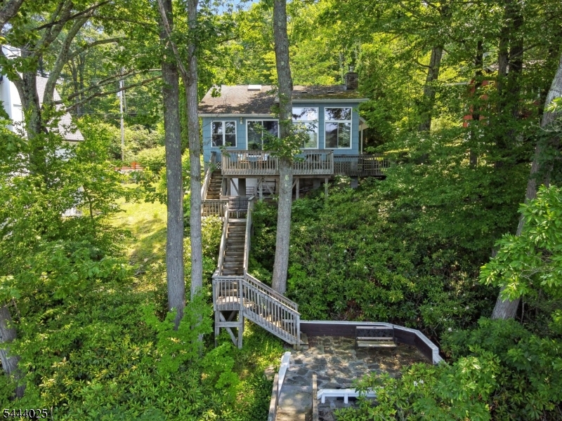 1009 Lakeside Dr