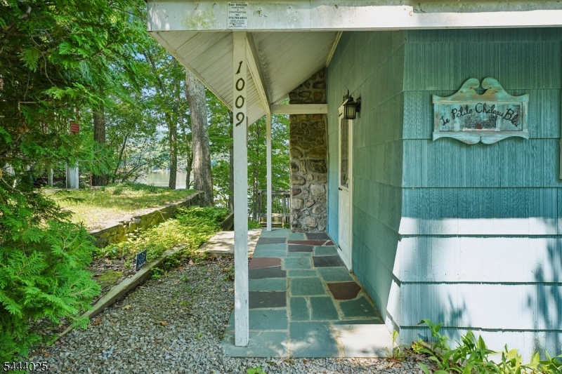 1009 Lakeside Dr