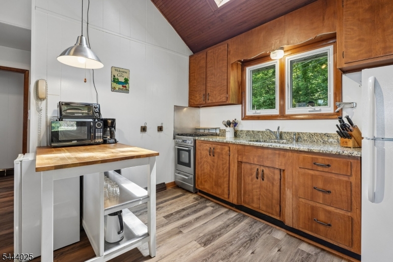 1009 Lakeside Dr