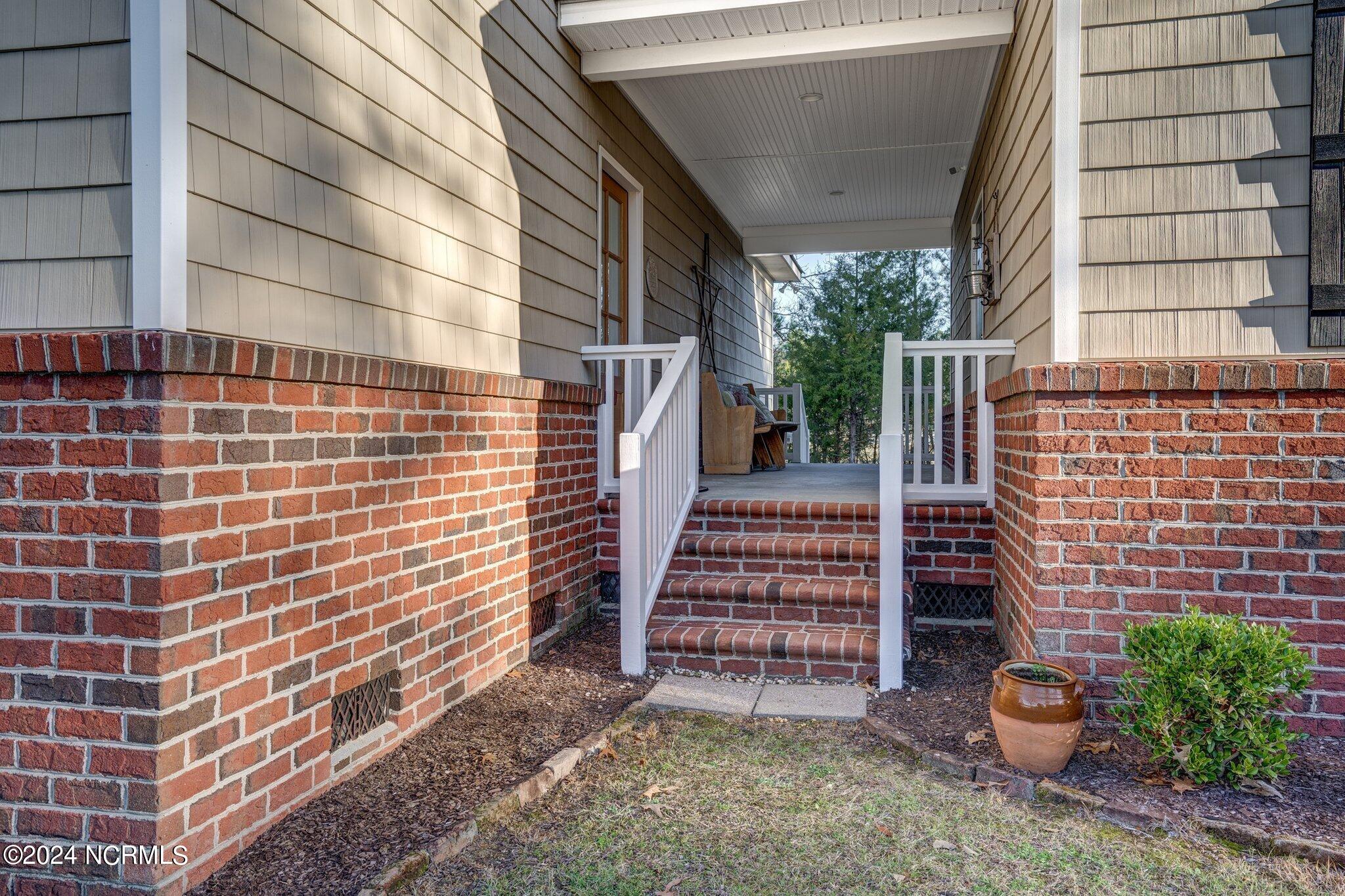 7368 Huddlestone Road