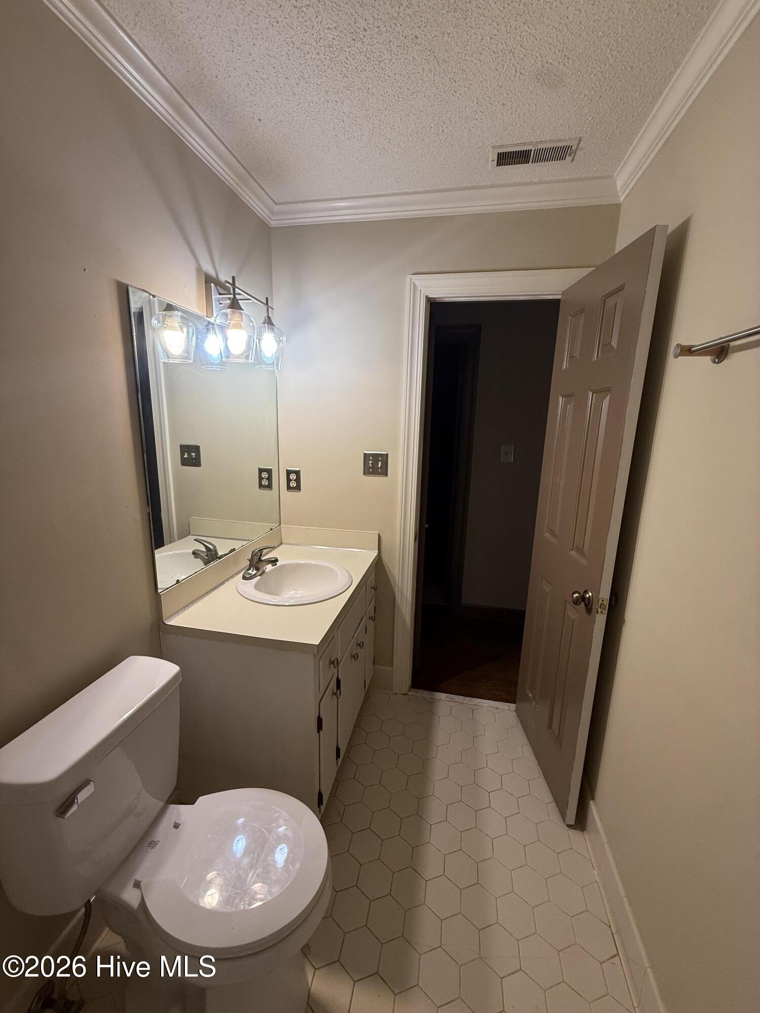 1601 Benvenue Forest Road