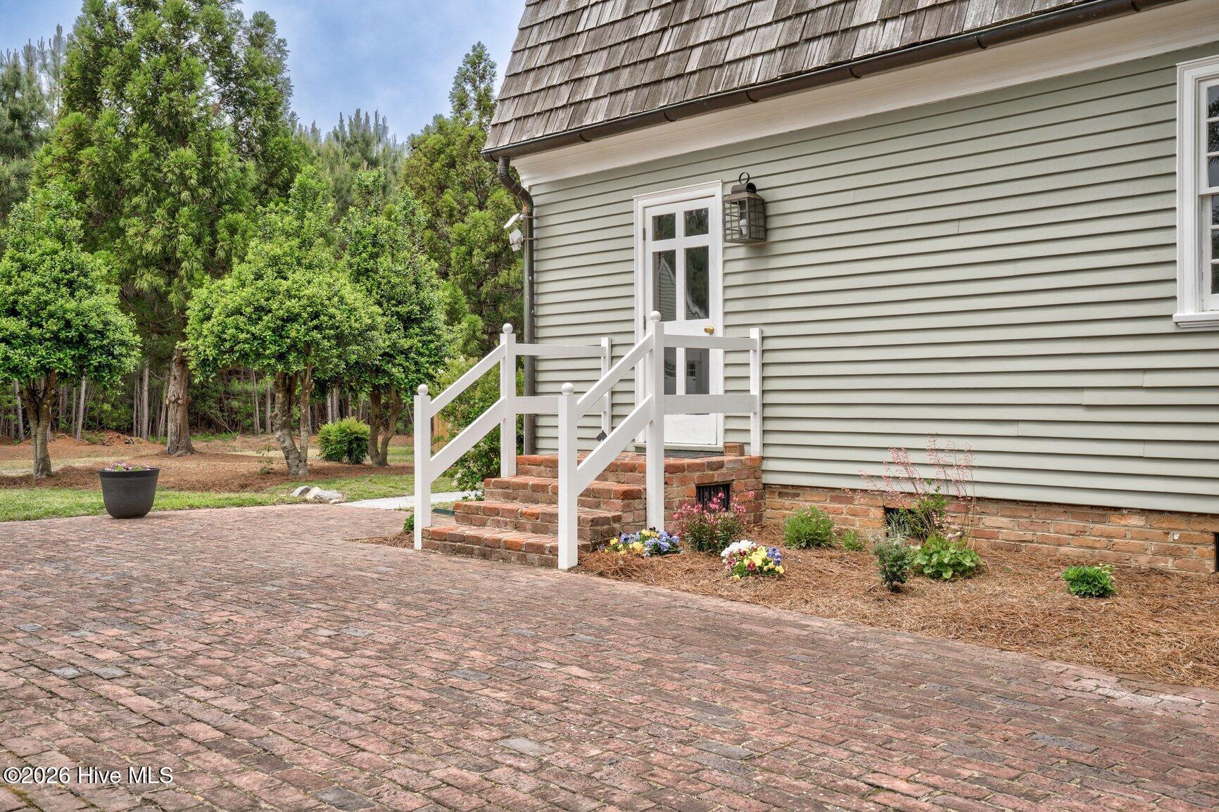1516 Colony Drive