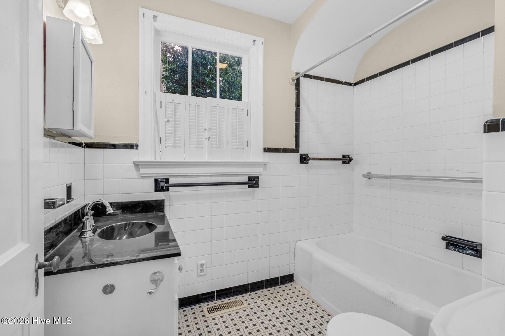 1041 Lafayette Avenue