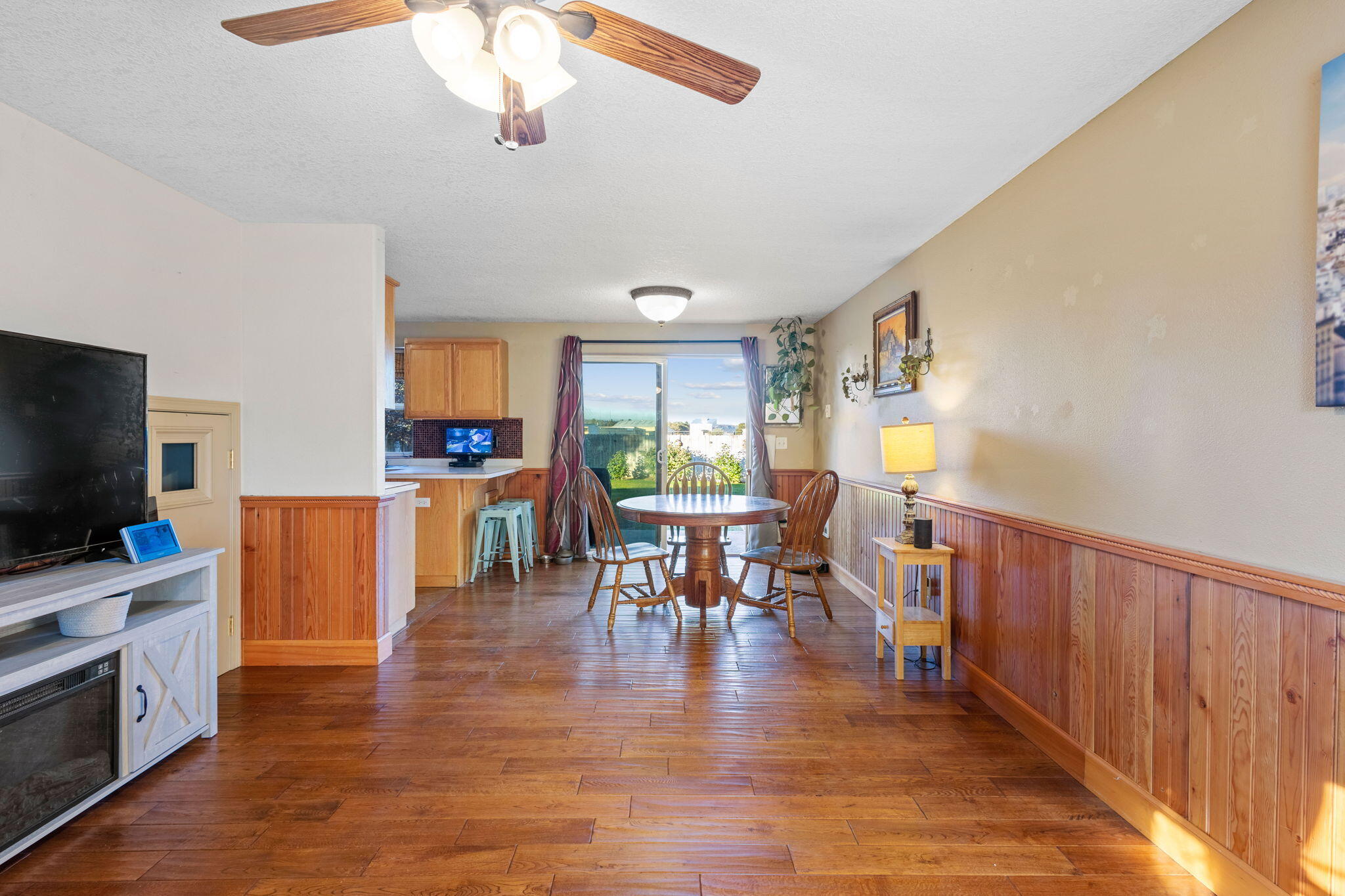 634 NE Sandstone Court, 1