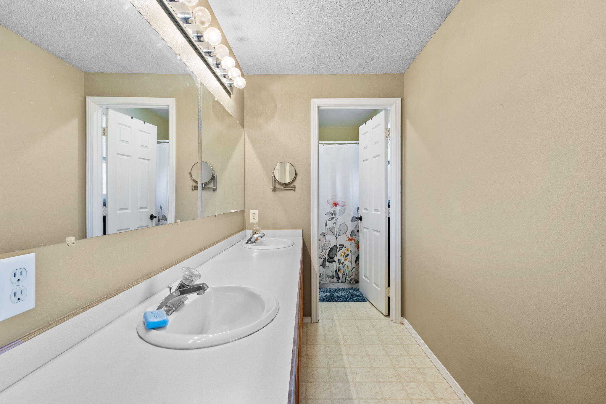 634 NE Sandstone Court, 1