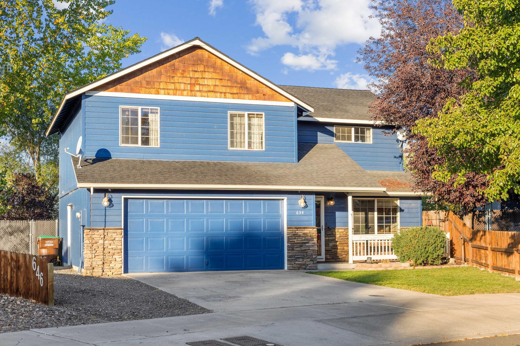 634 NE Sandstone Court, 1