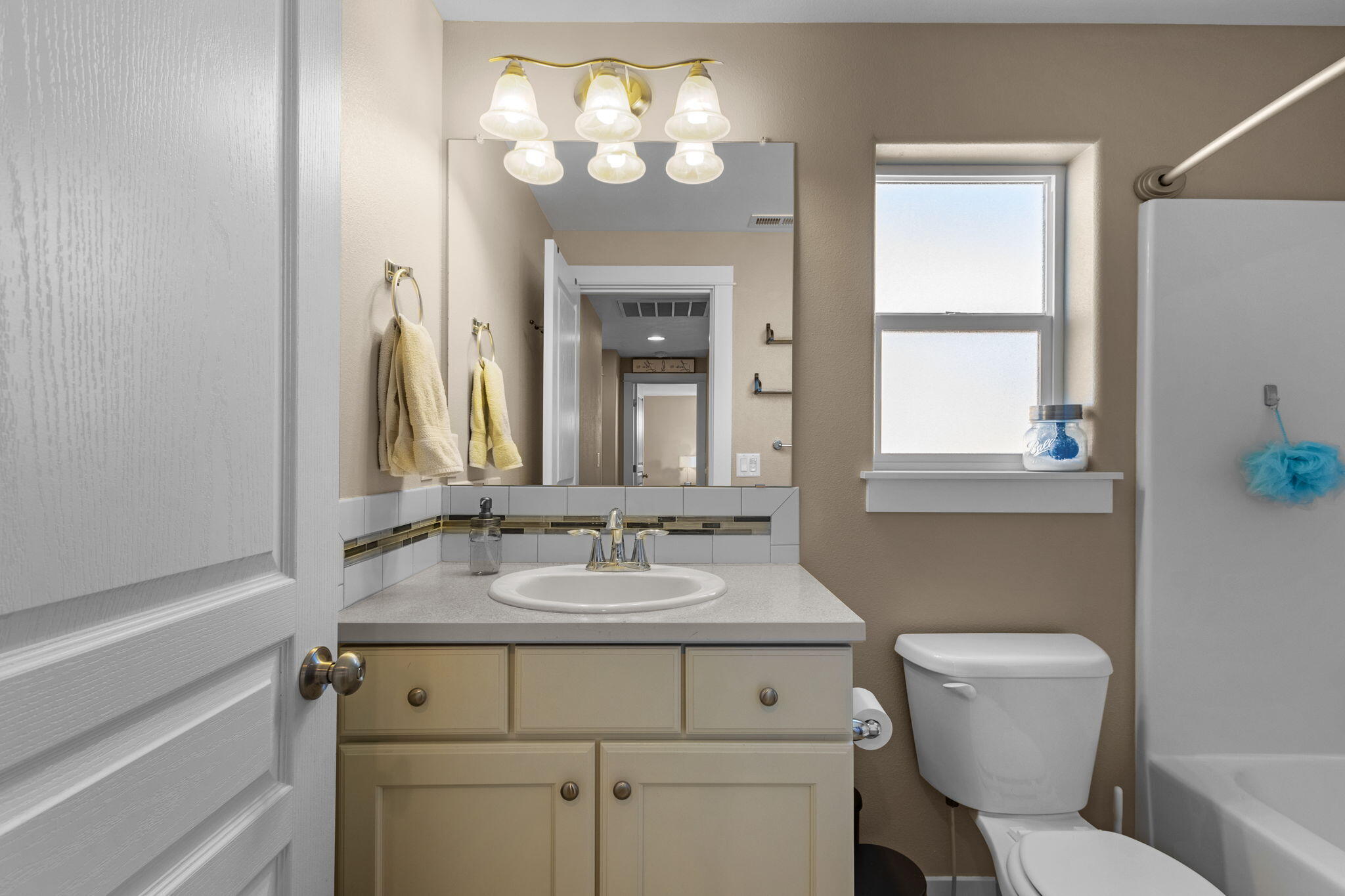 4577 SW Volcano Avenue