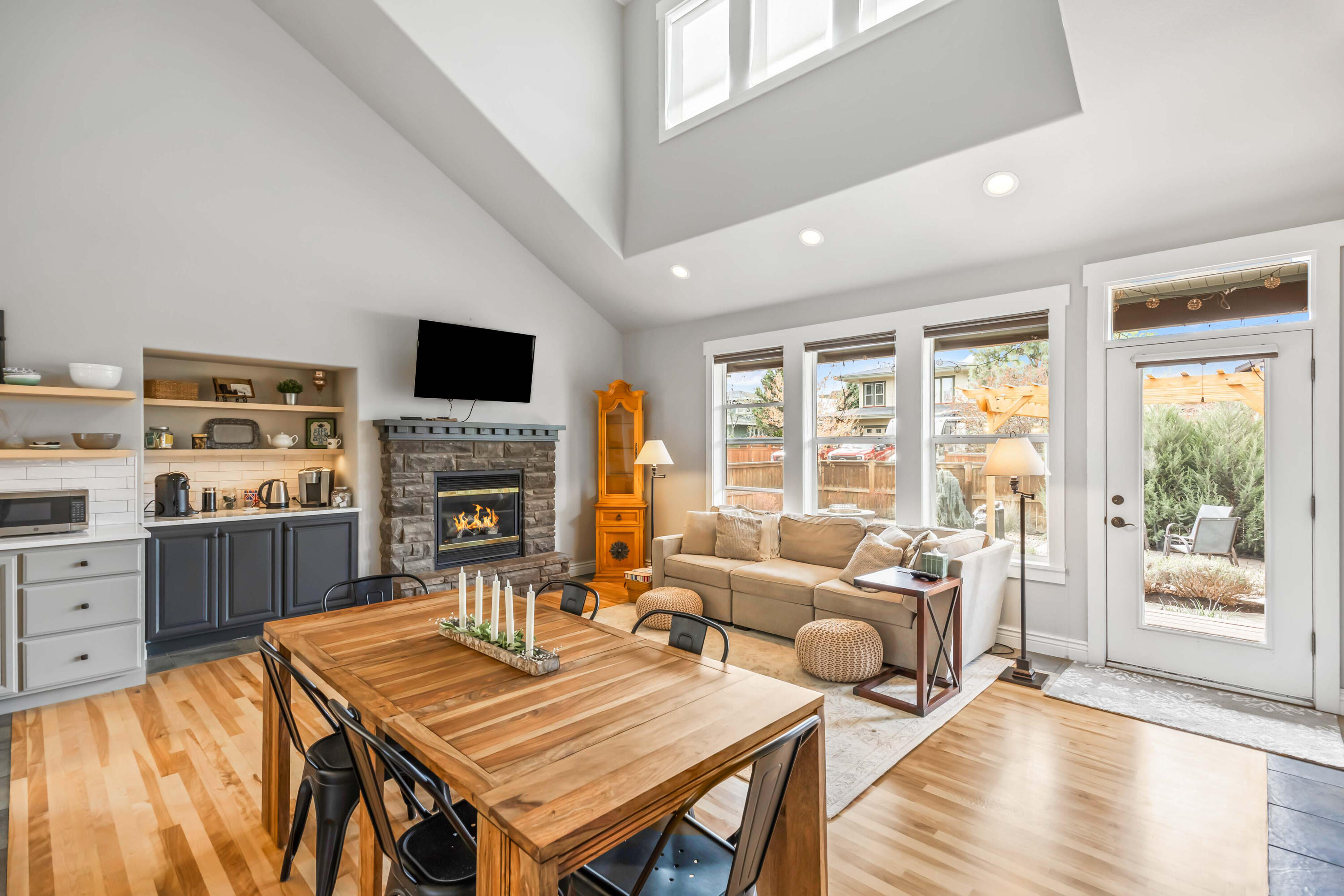 1037 NW Rimrock Drive