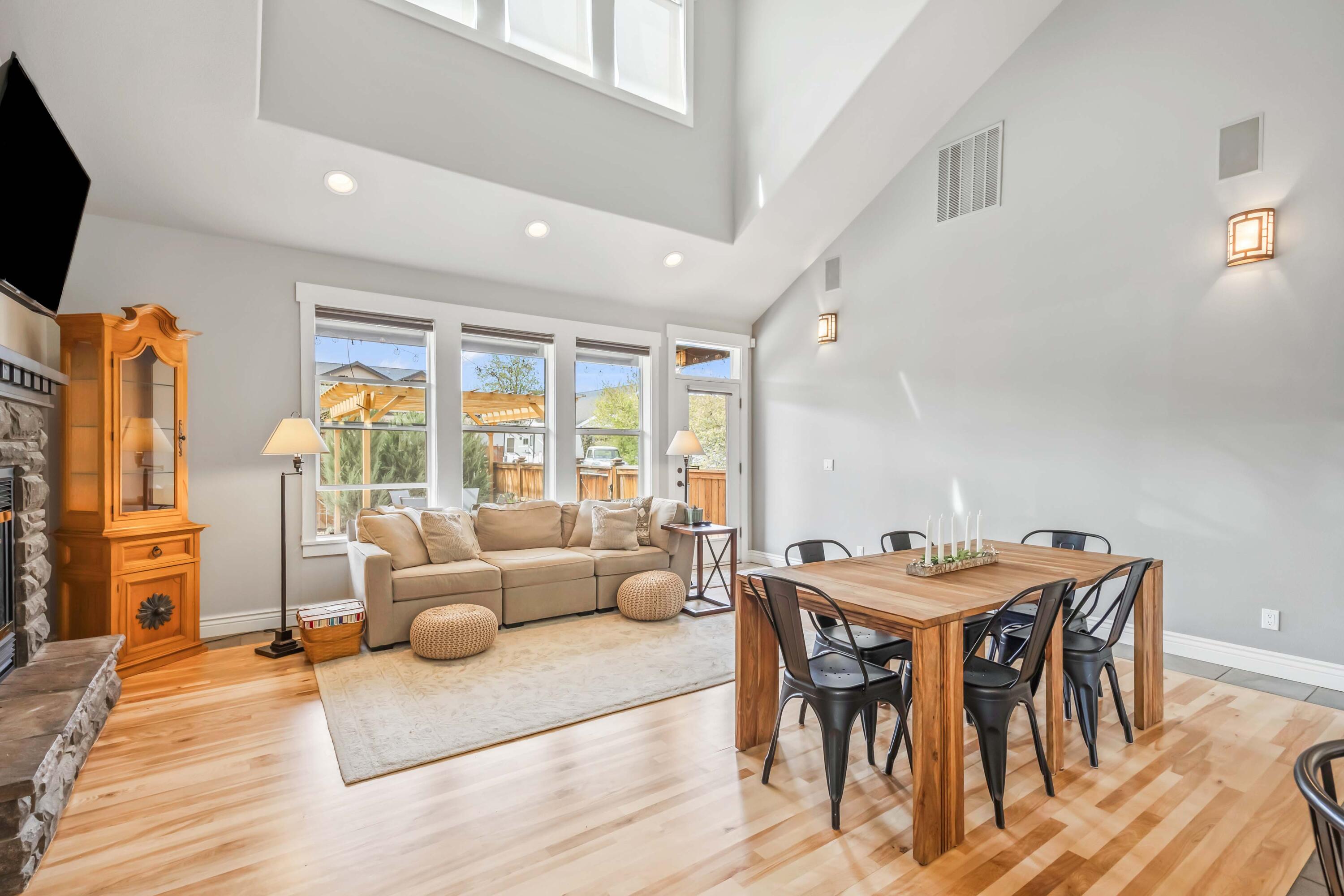 1037 NW Rimrock Drive