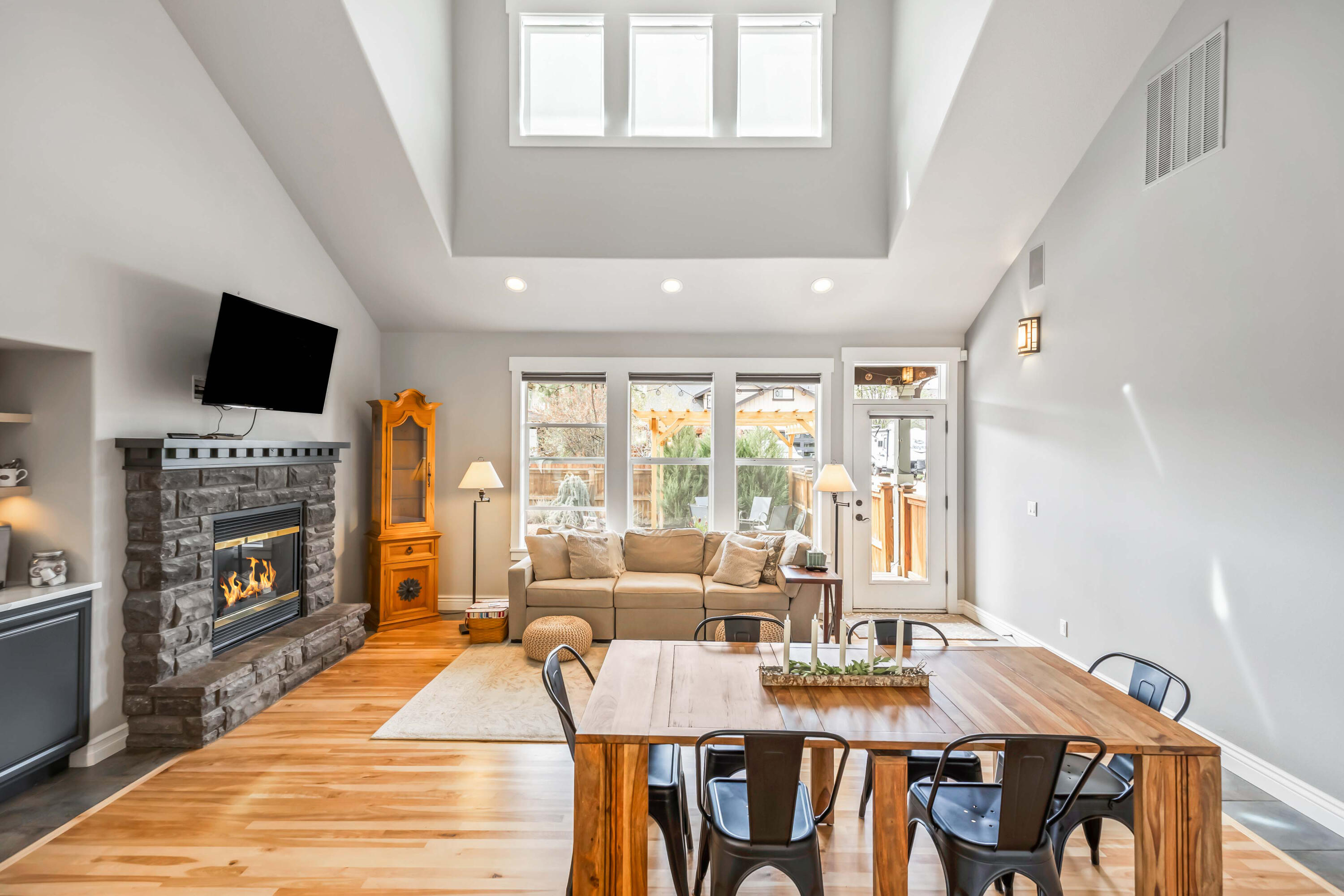 1037 NW Rimrock Drive