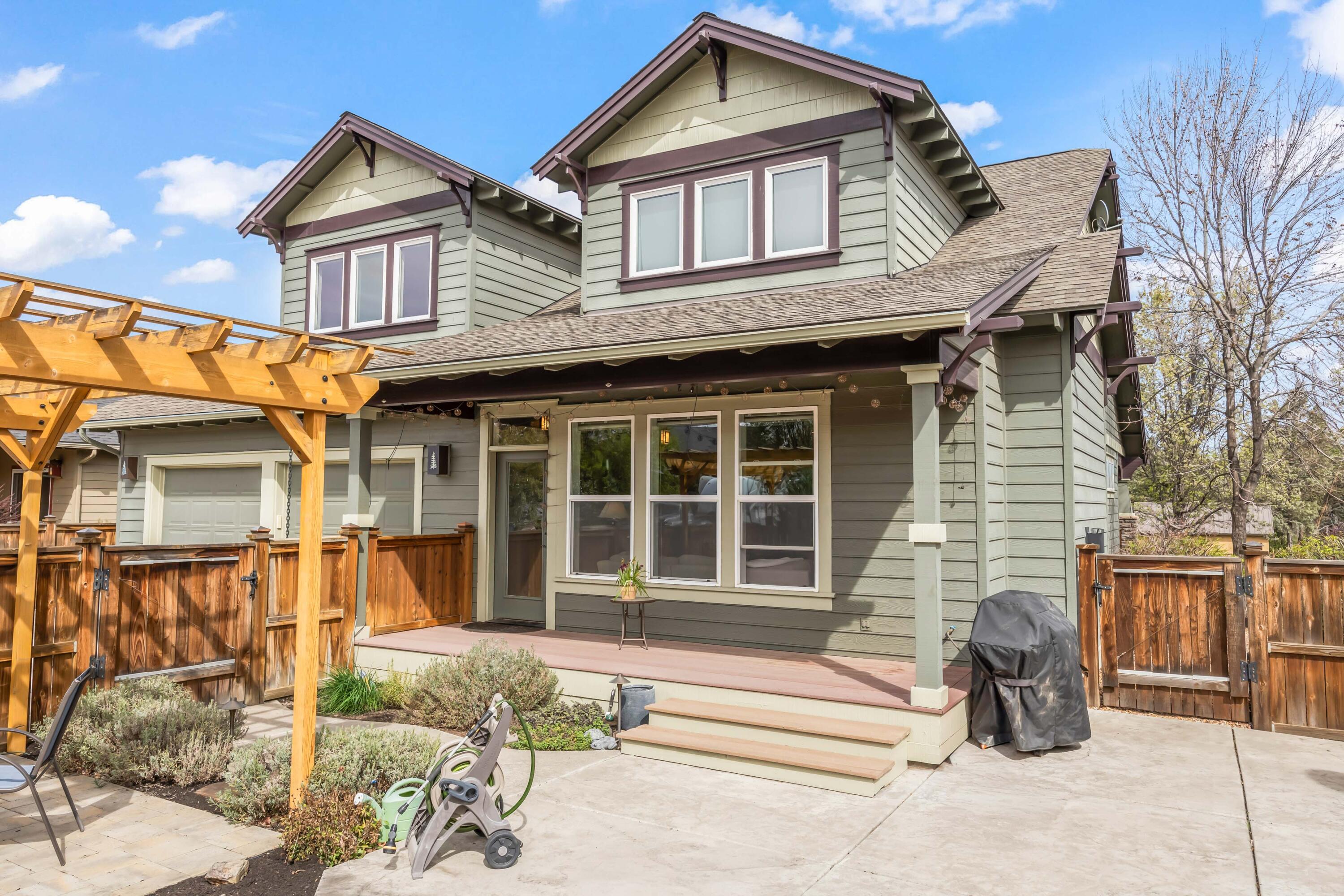 1037 NW Rimrock Drive