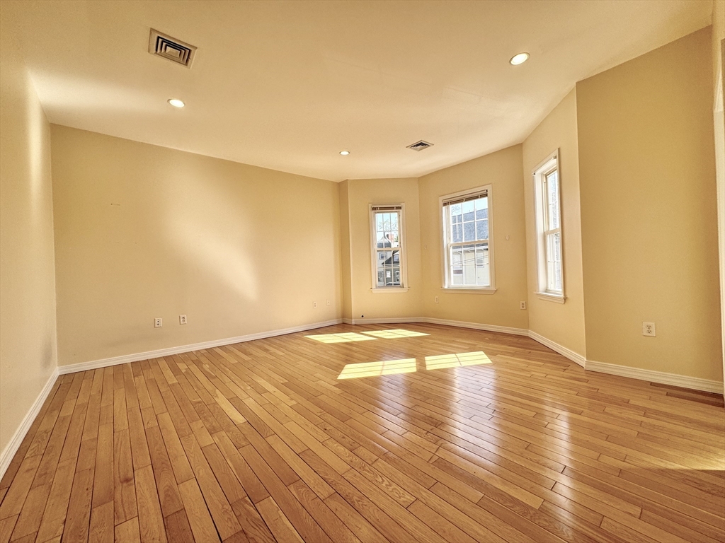 22 Elmore St # 3