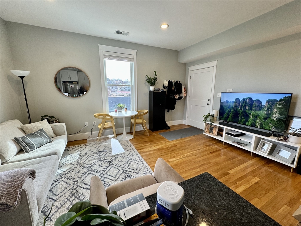 405 S Huntington Ave # 2R