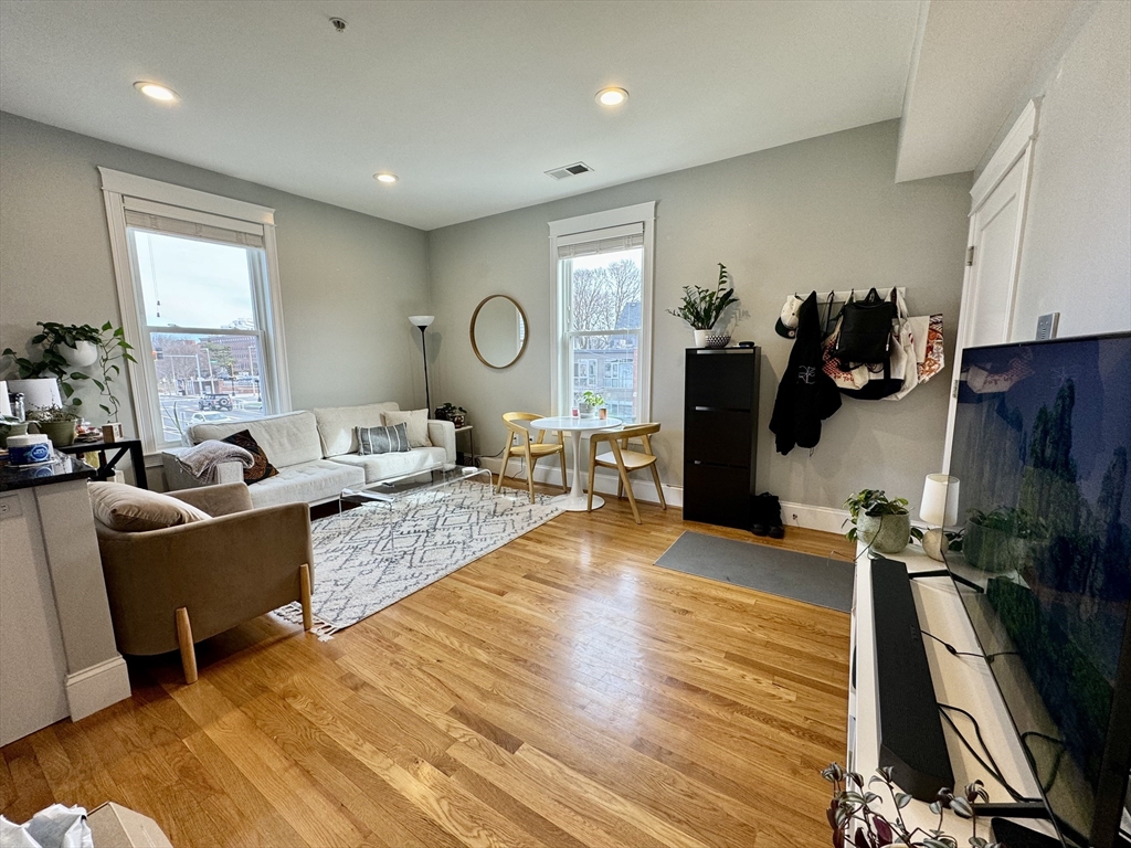 405 S Huntington Ave # 2R