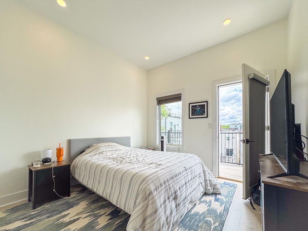231 Maverick St # 7