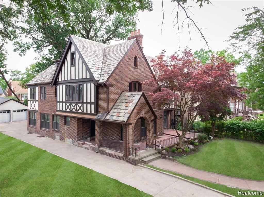 2215 W BOSTON Boulevard