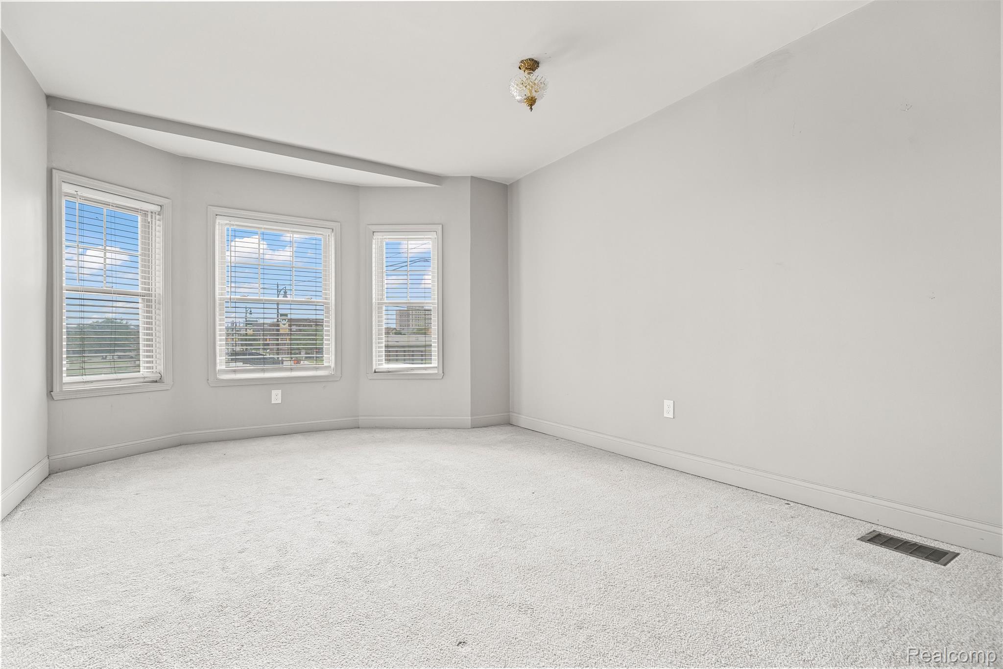 401 E EDSEL FORD Freeway