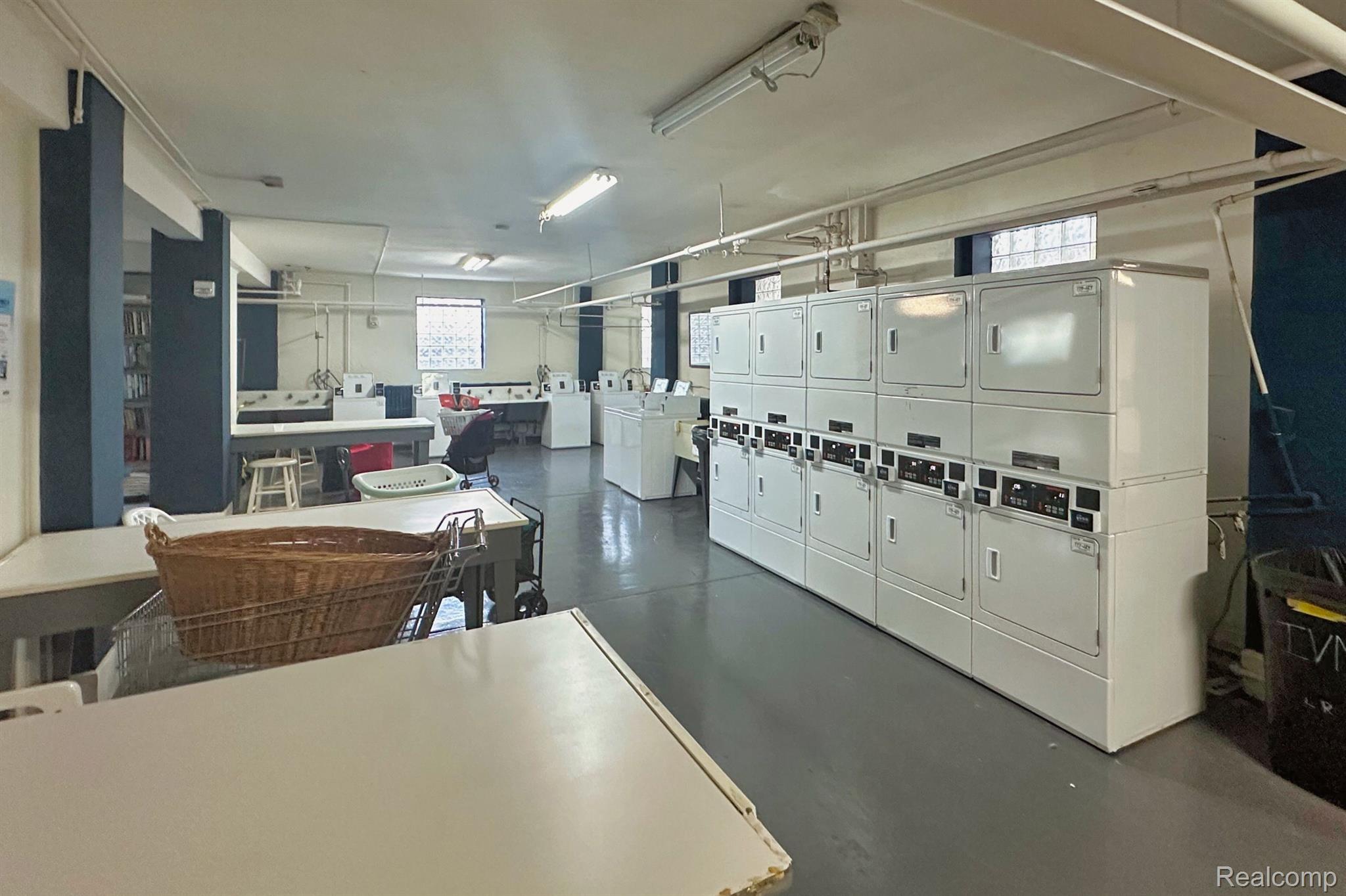 8120 E JEFFERSON Avenue Unit # 2F