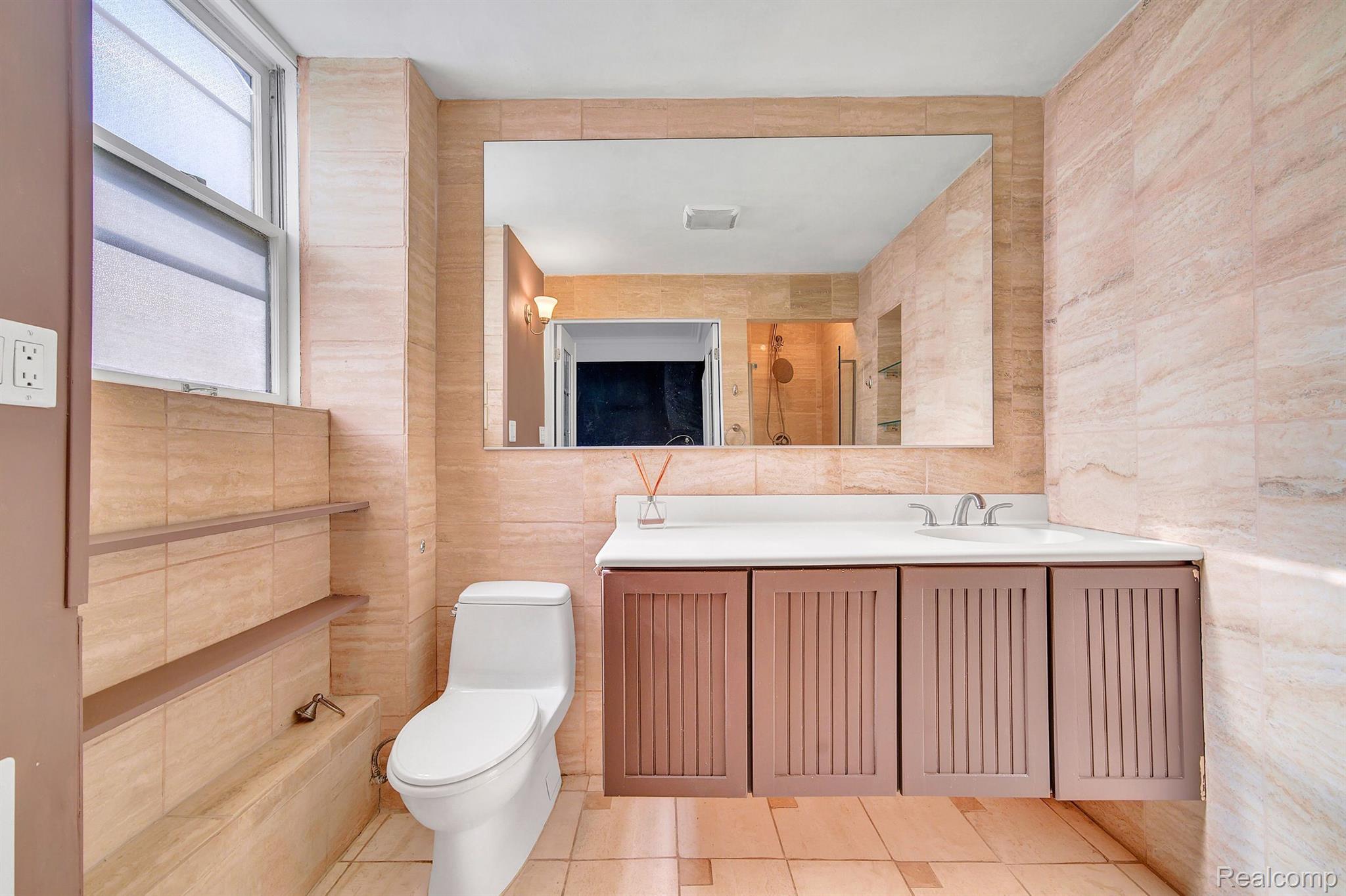 8120 E JEFFERSON Avenue Unit # 2F