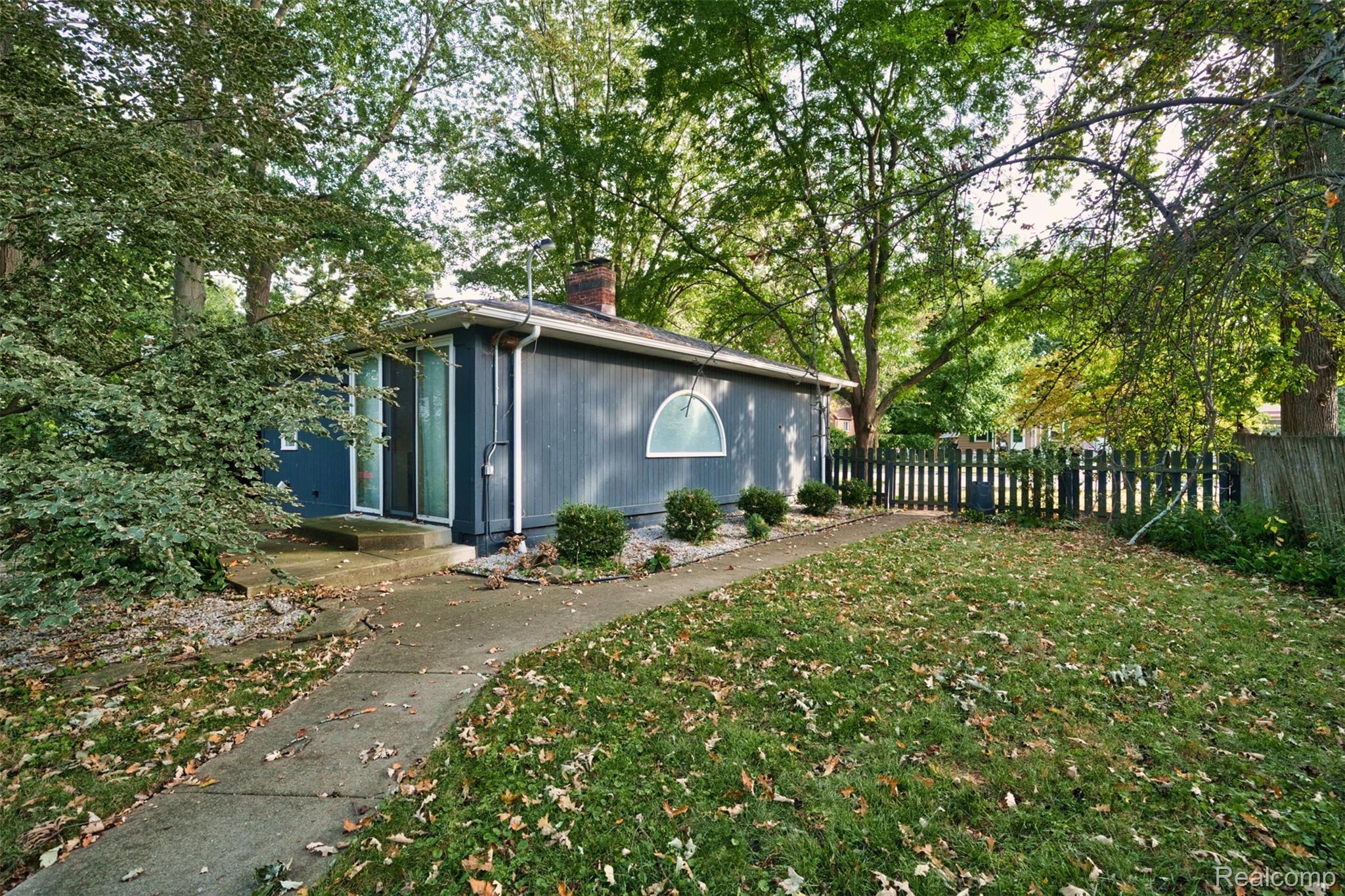 21737 Roslyn Road