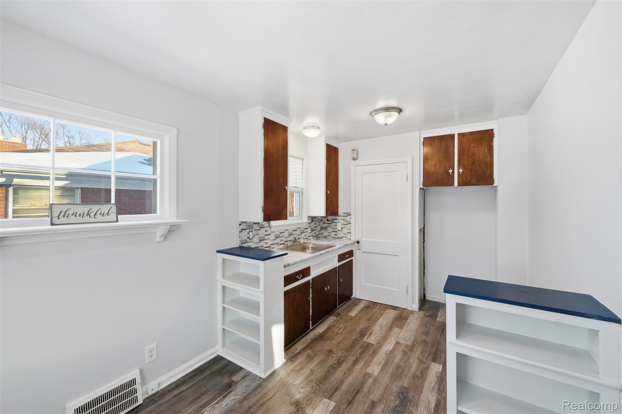 1709 S Deacon Street