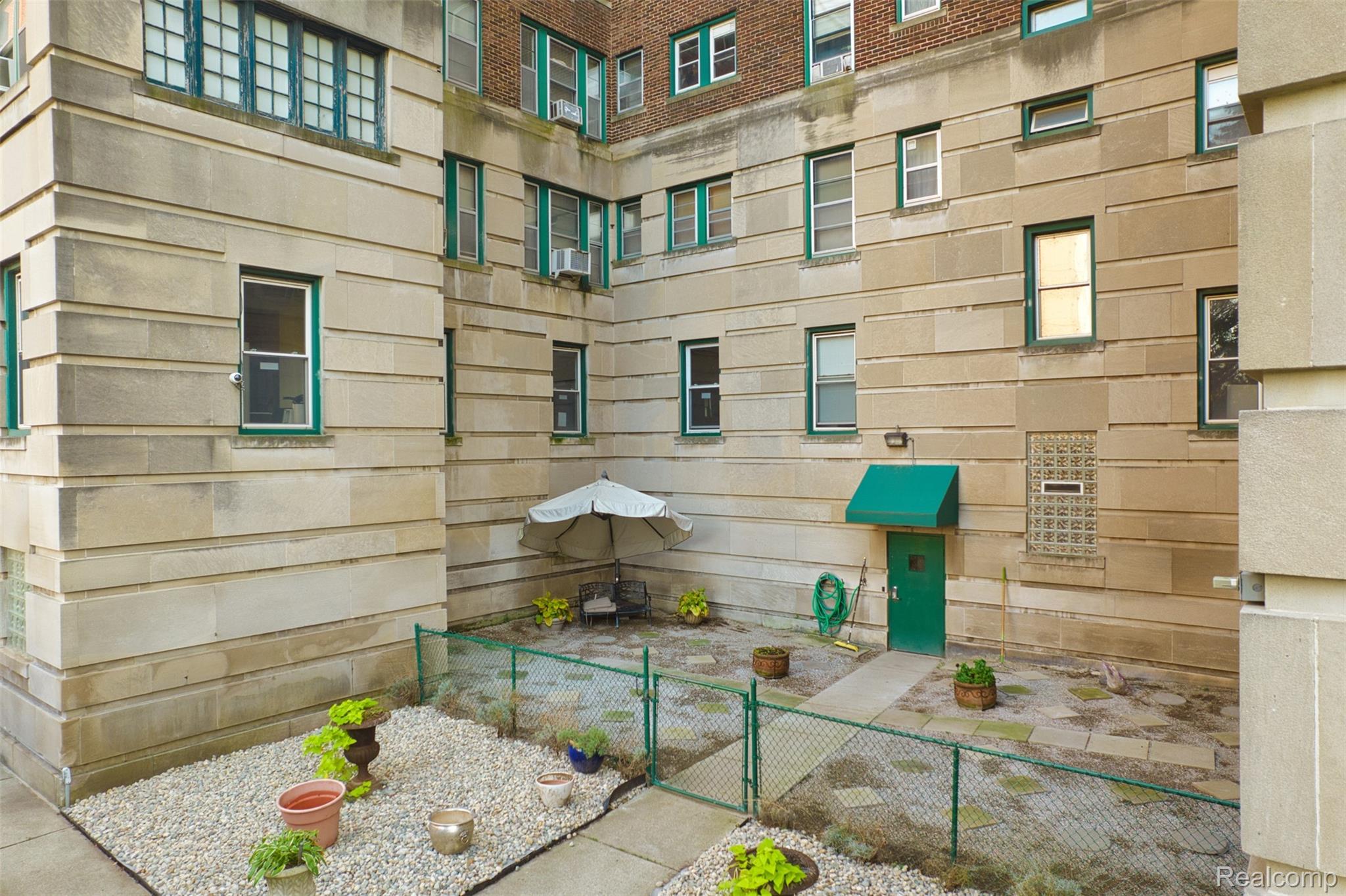 8120 E Jefferson Avenue 1B1