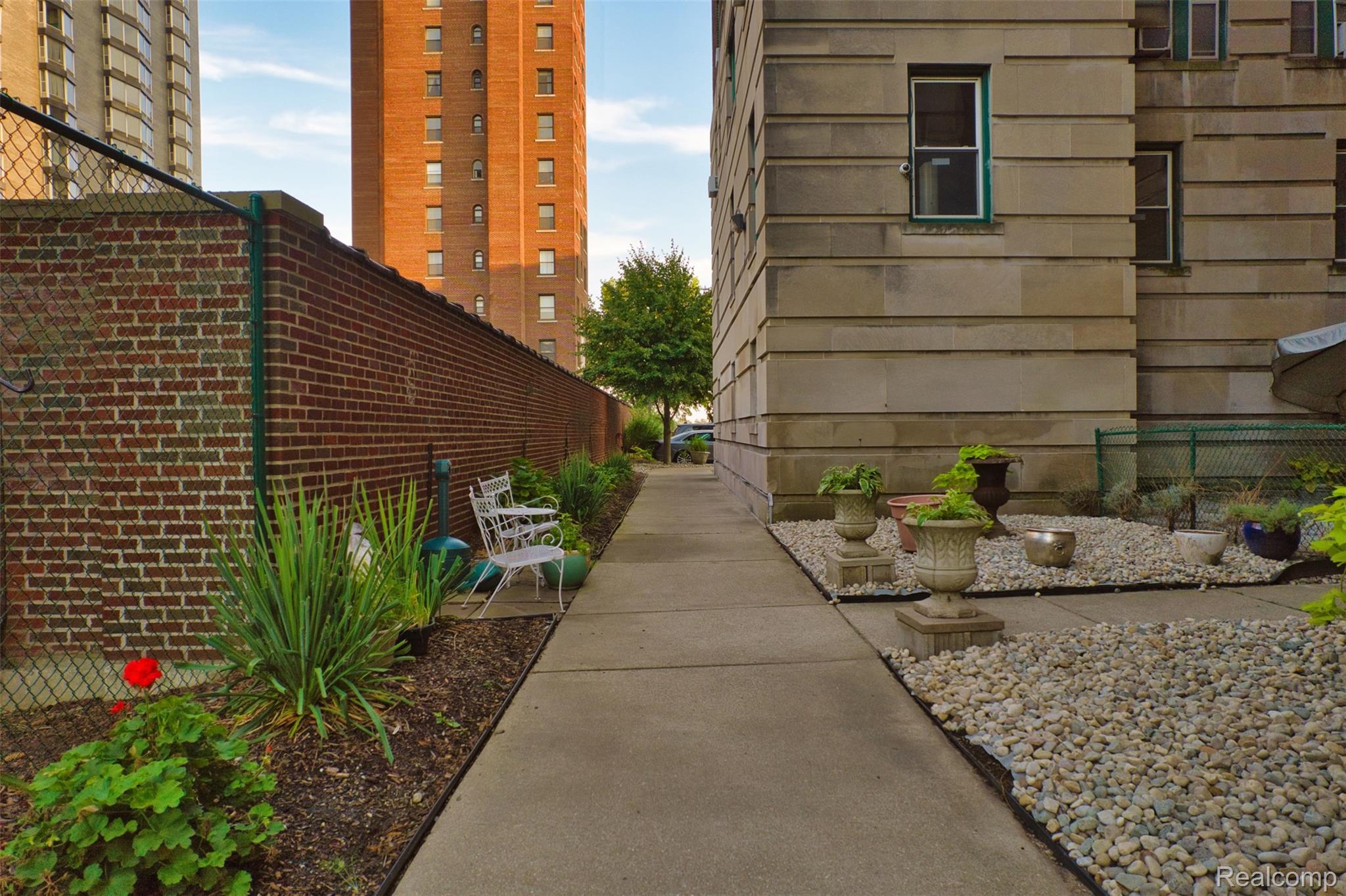 8120 E Jefferson Avenue 1B1