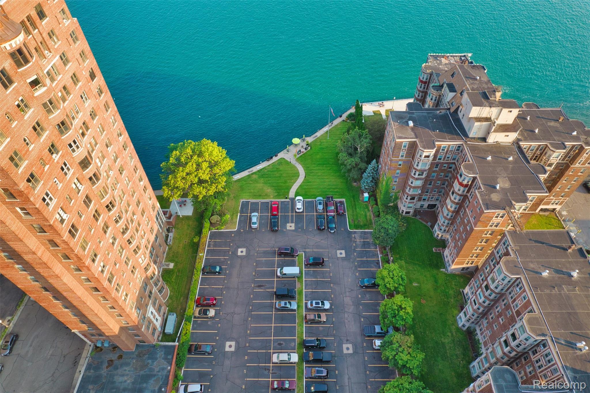 8120 E Jefferson Avenue 1B1