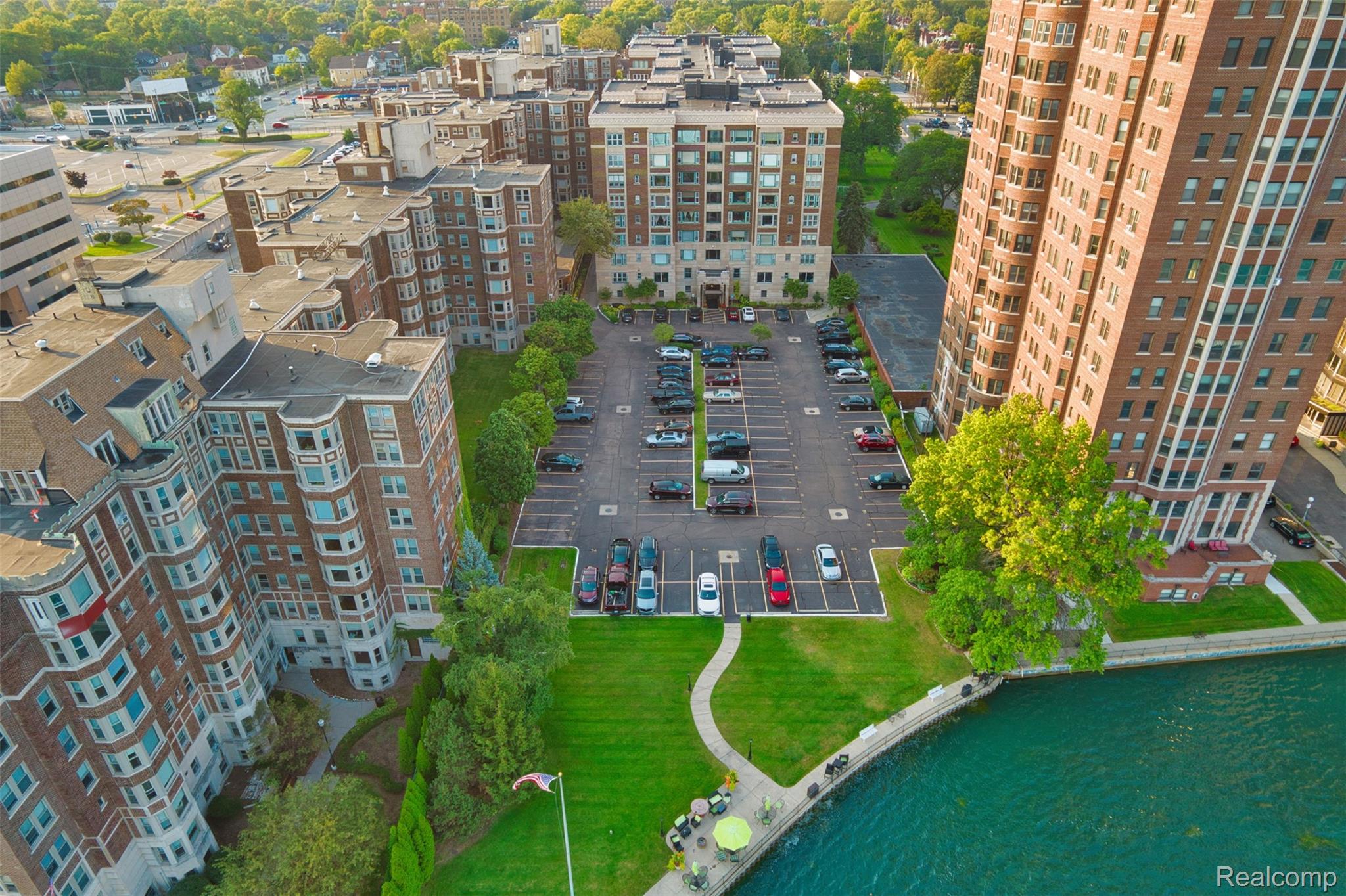 8120 E Jefferson Avenue 1B1