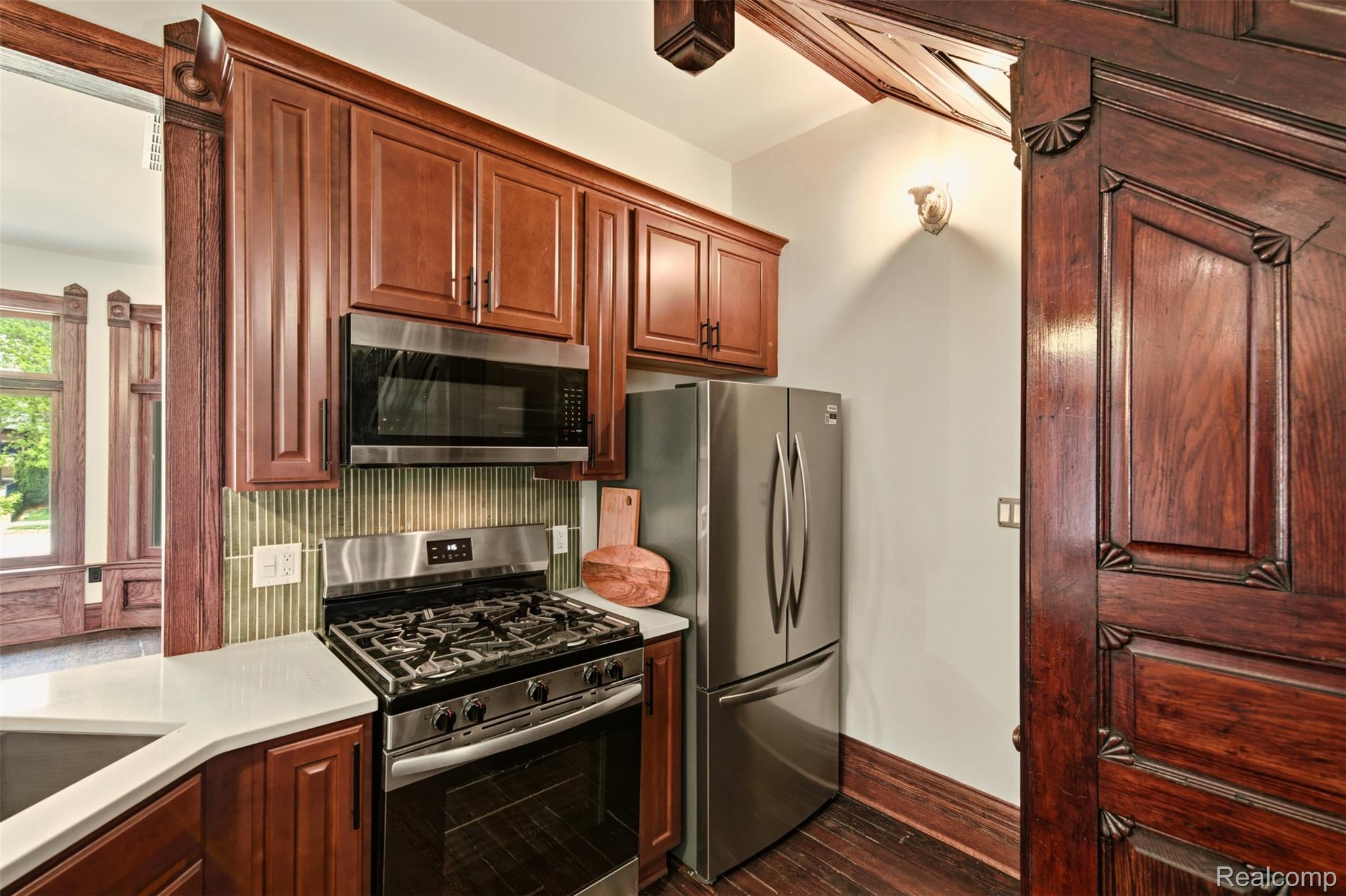 701 W Canfield Street 01