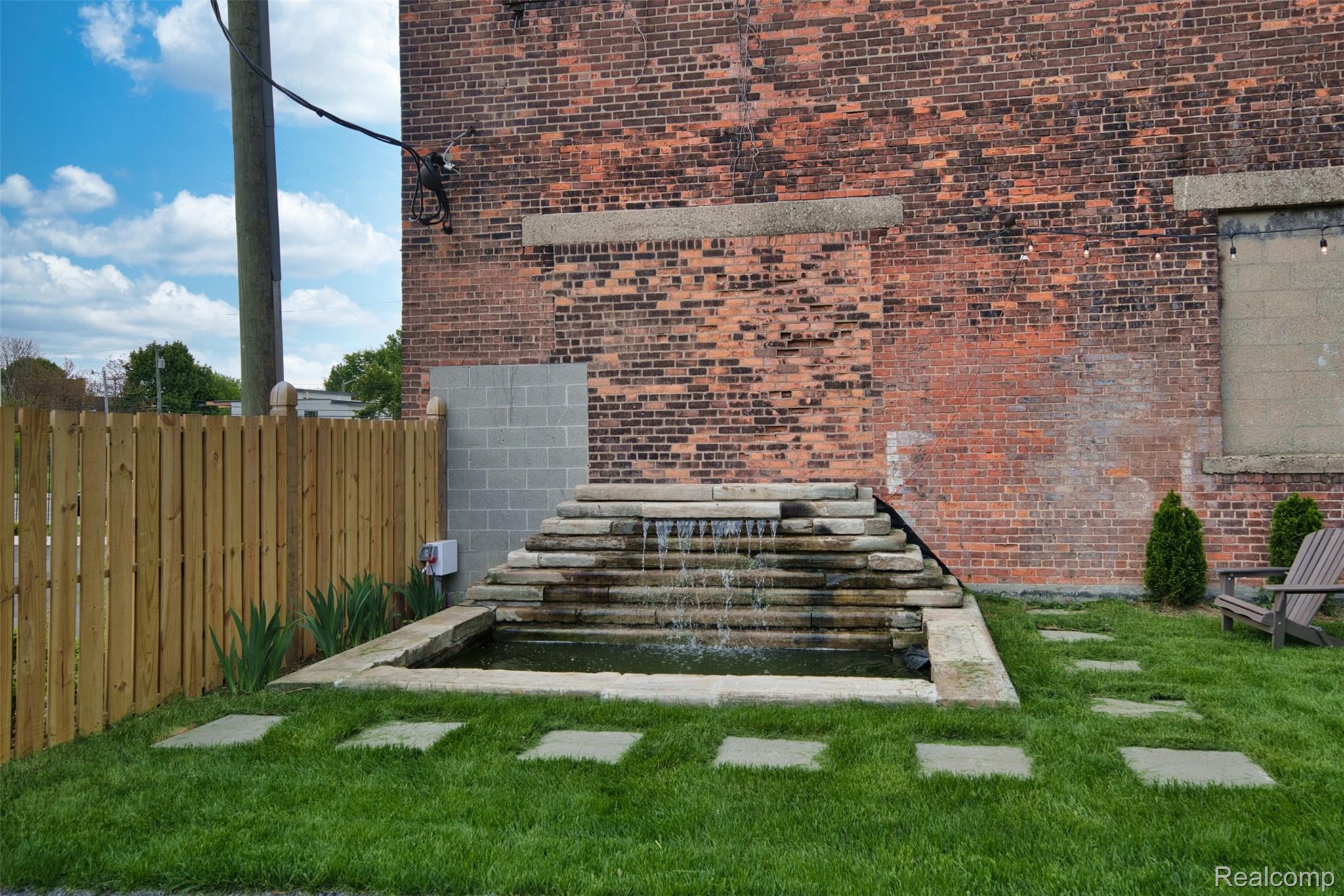 701 W Canfield Street 01