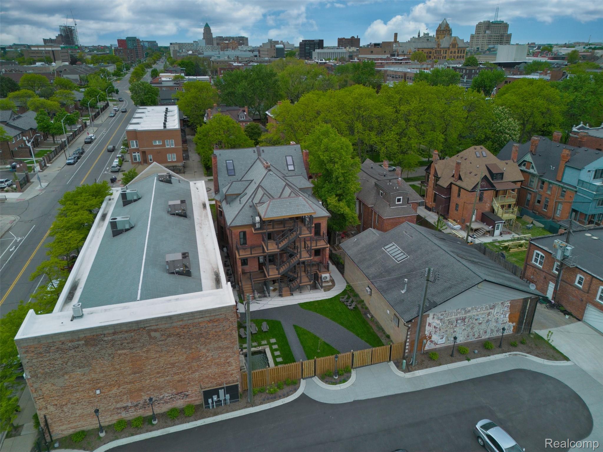 701 W Canfield Street 01