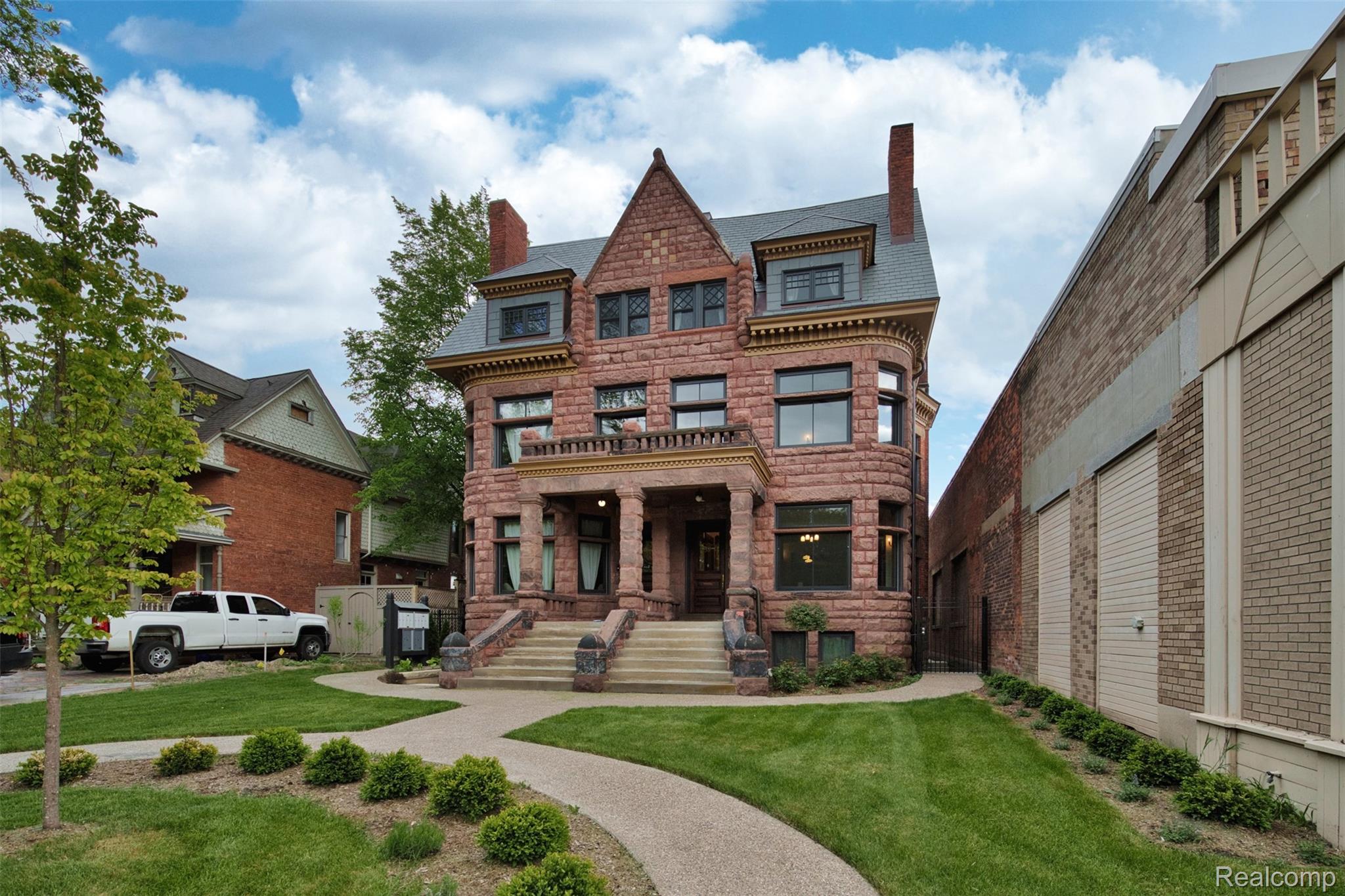 701 W Canfield Street 01