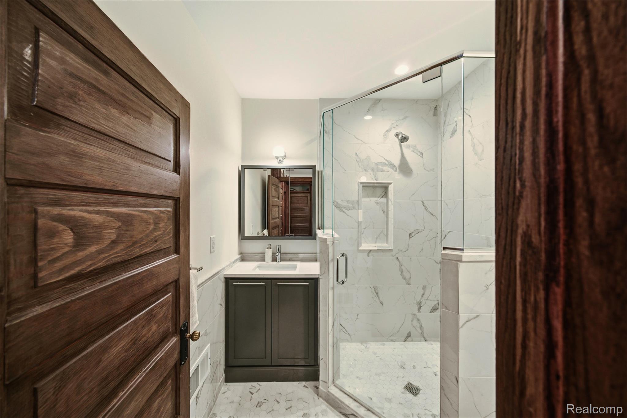 701 W Canfield Street 03