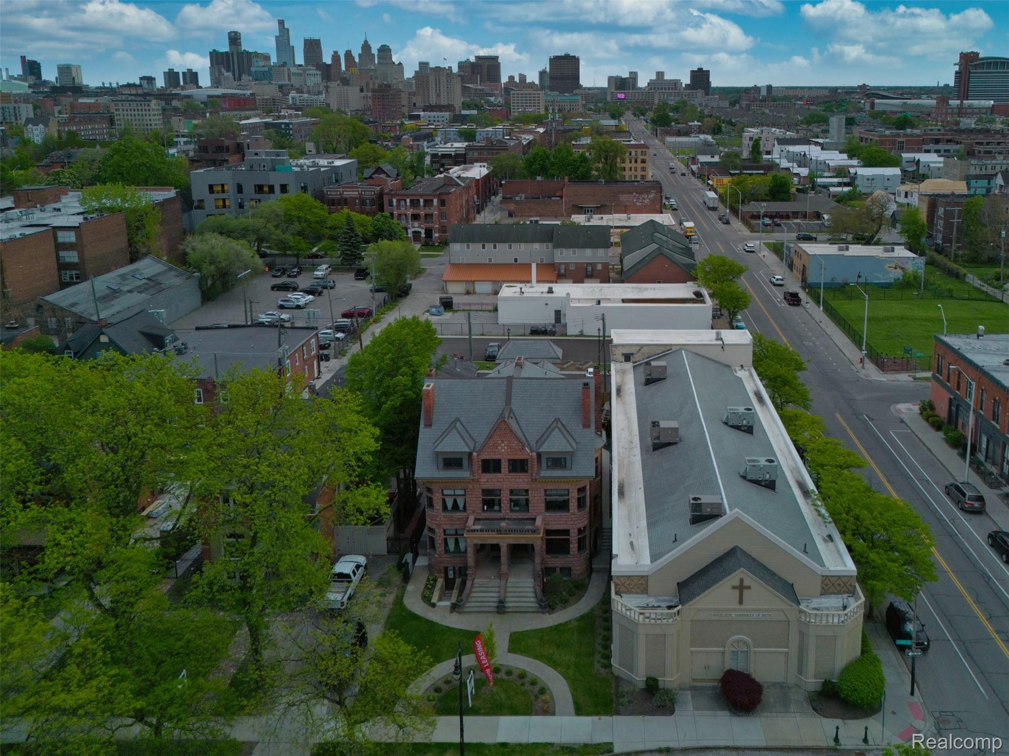 701 W Canfield Street 03