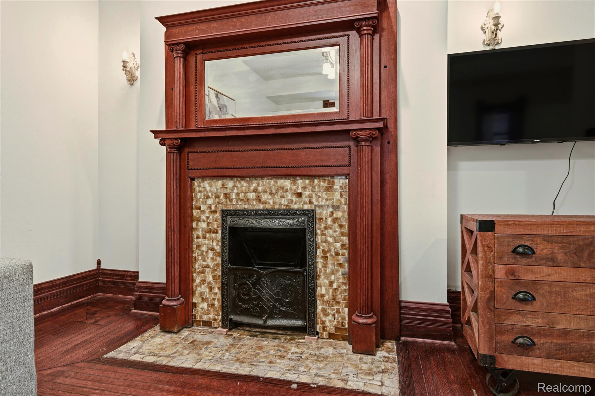 701 W Canfield Street 03