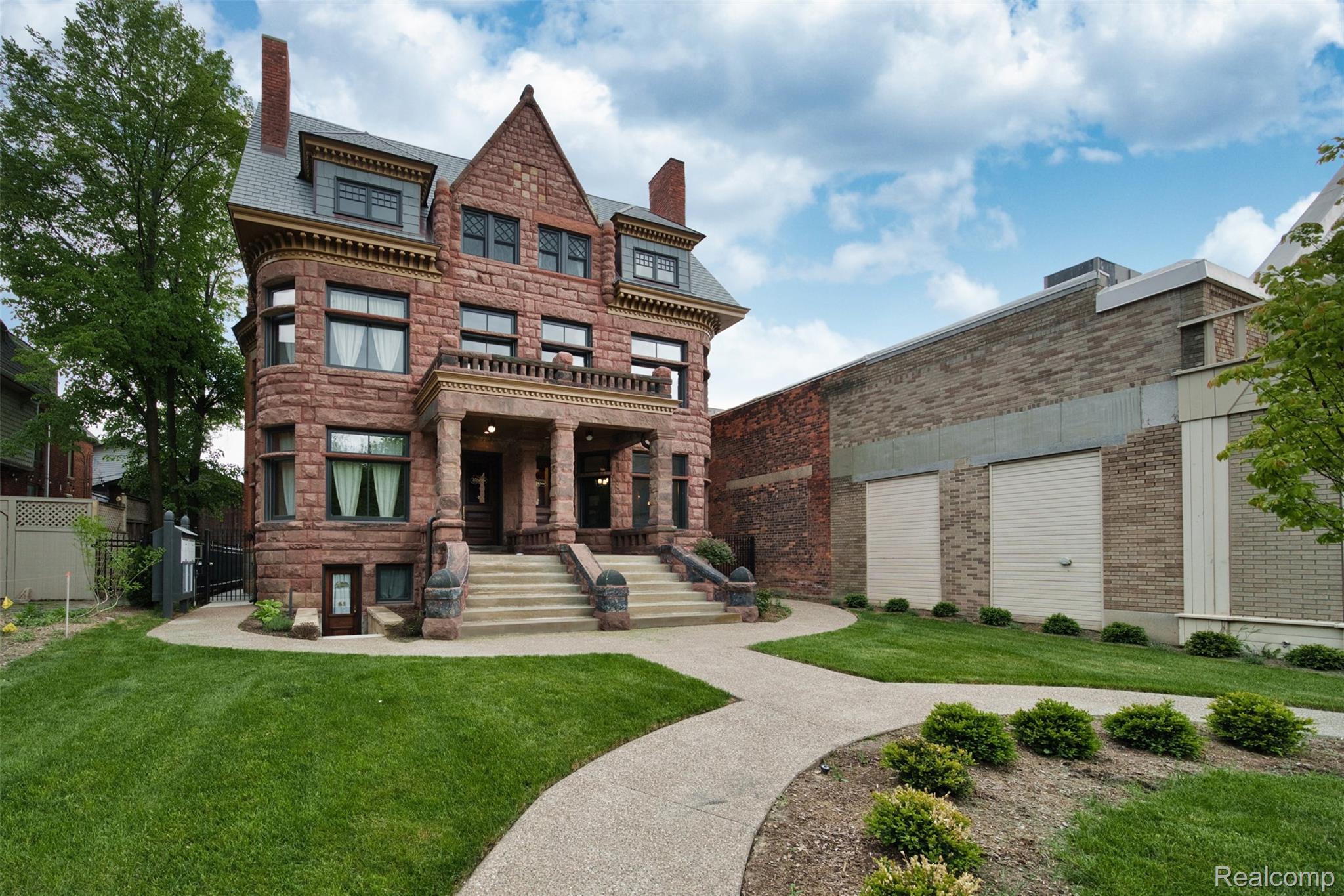 701 W Canfield Street 03