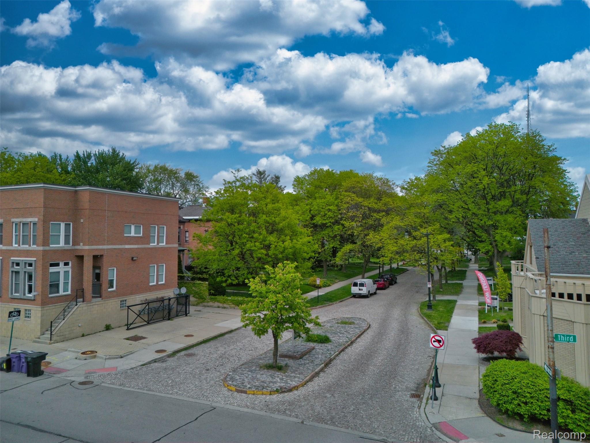 701 W Canfield Street 03