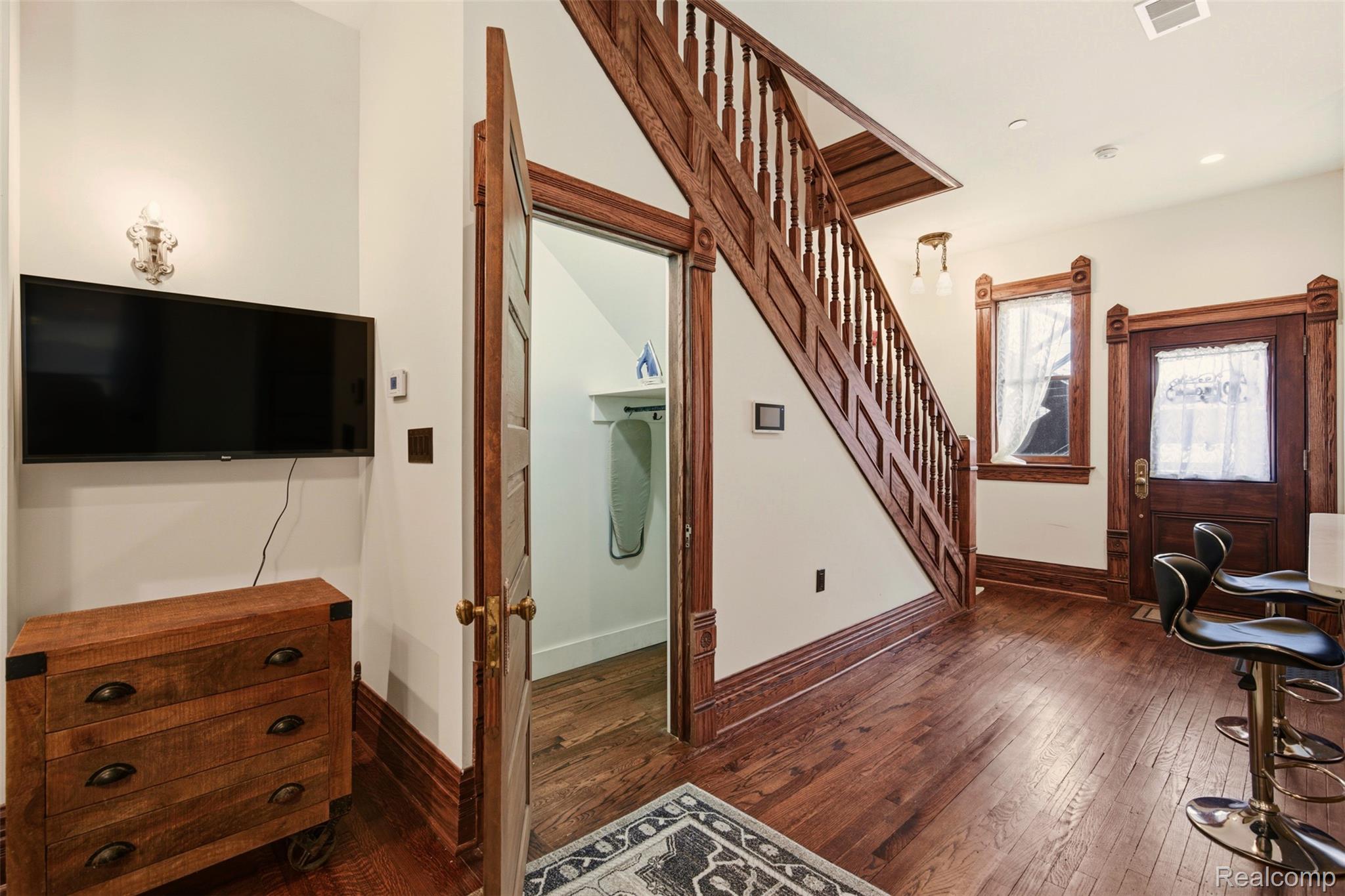 701 W Canfield Street 03