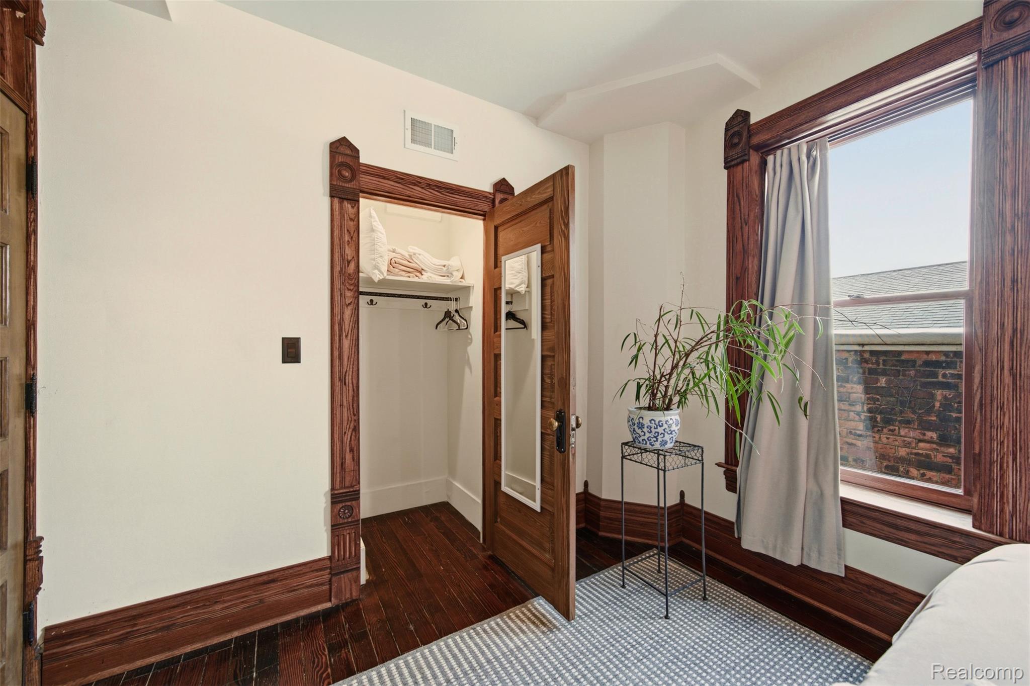 701 W Canfield Street 03