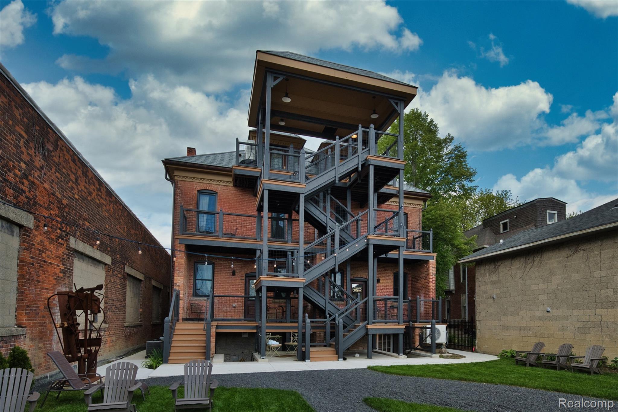 701 W Canfield Street 03