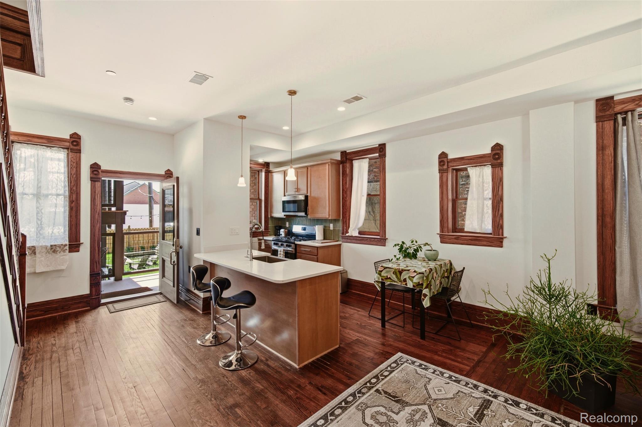701 W Canfield Street 03