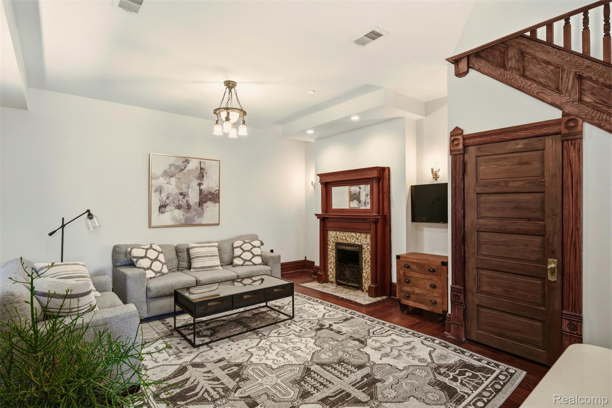 701 W Canfield Street 03