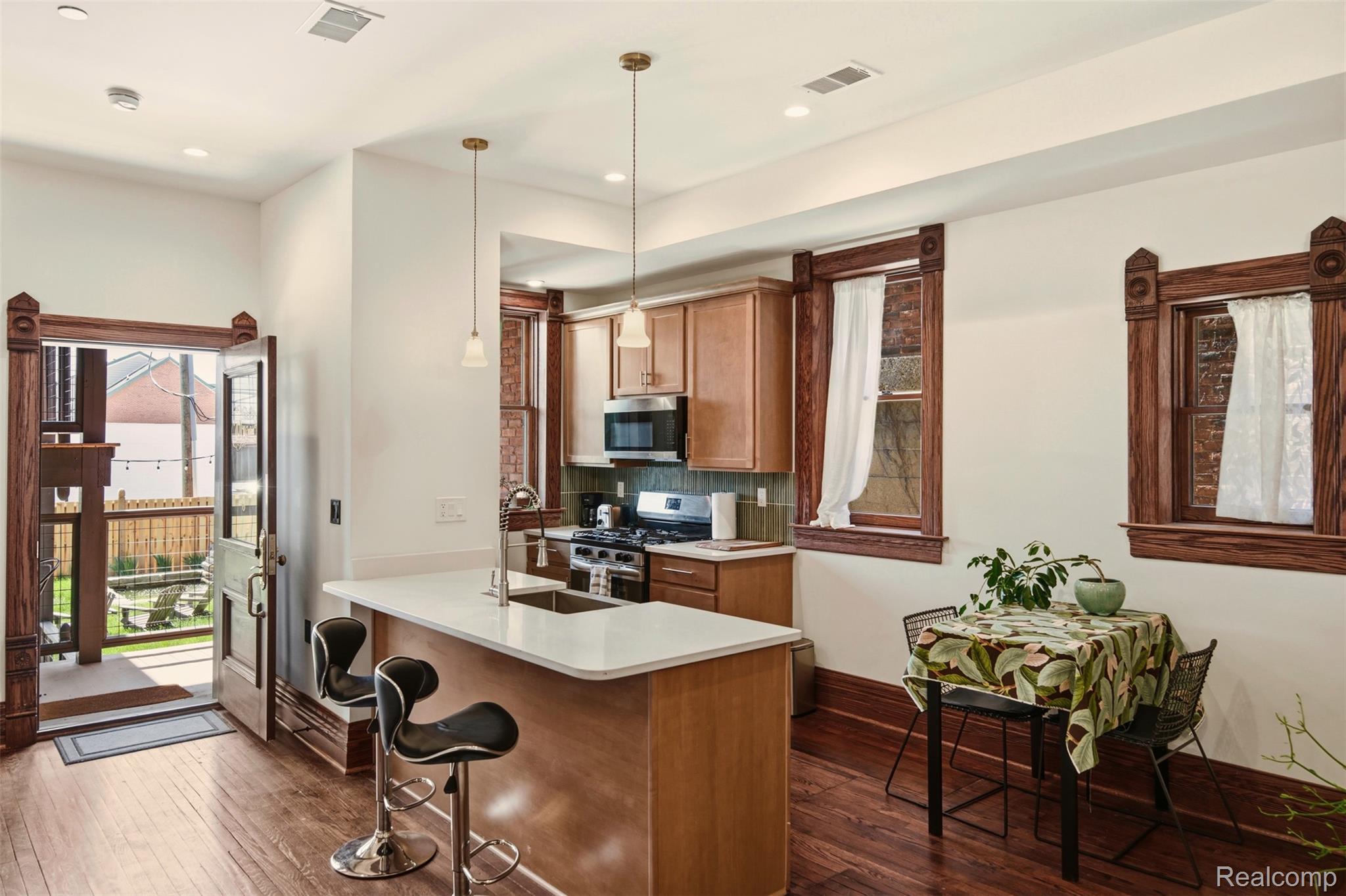 701 W Canfield Street 03