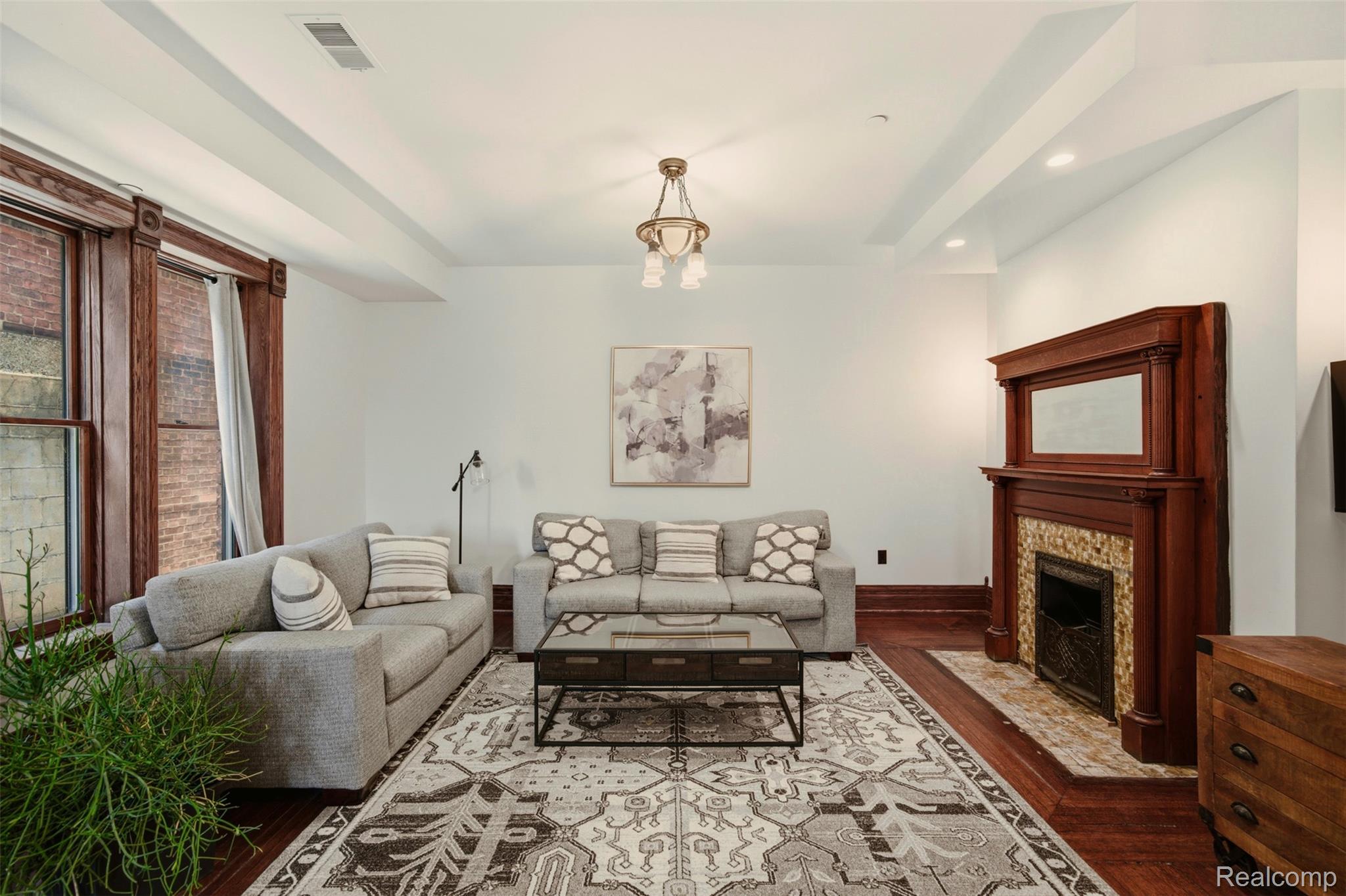 701 W Canfield Street 03