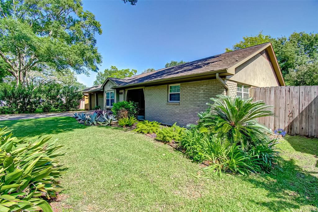 9638 Meadowglen Lane